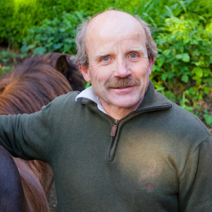 Klaus Krohn-Langer führt Sie gern über den Hof, durch Feld und Flur. Er ist für die Landwirtschaft und das Reiten zuständig.